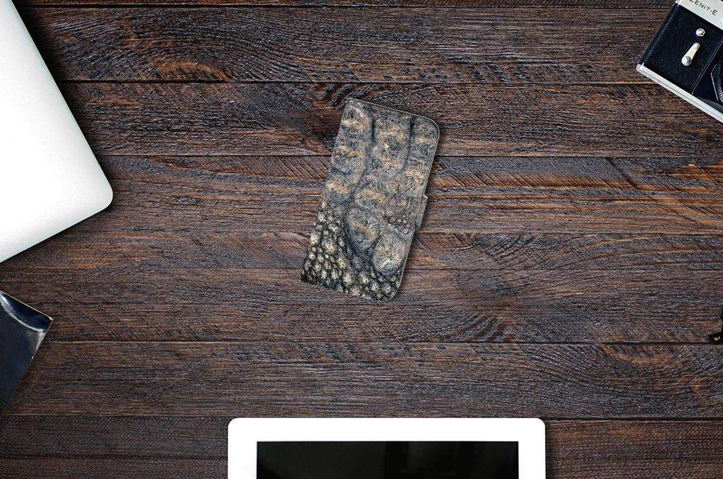 Apple iPhone 13 Telefoonhoesje met Pasjes Krokodillenprint