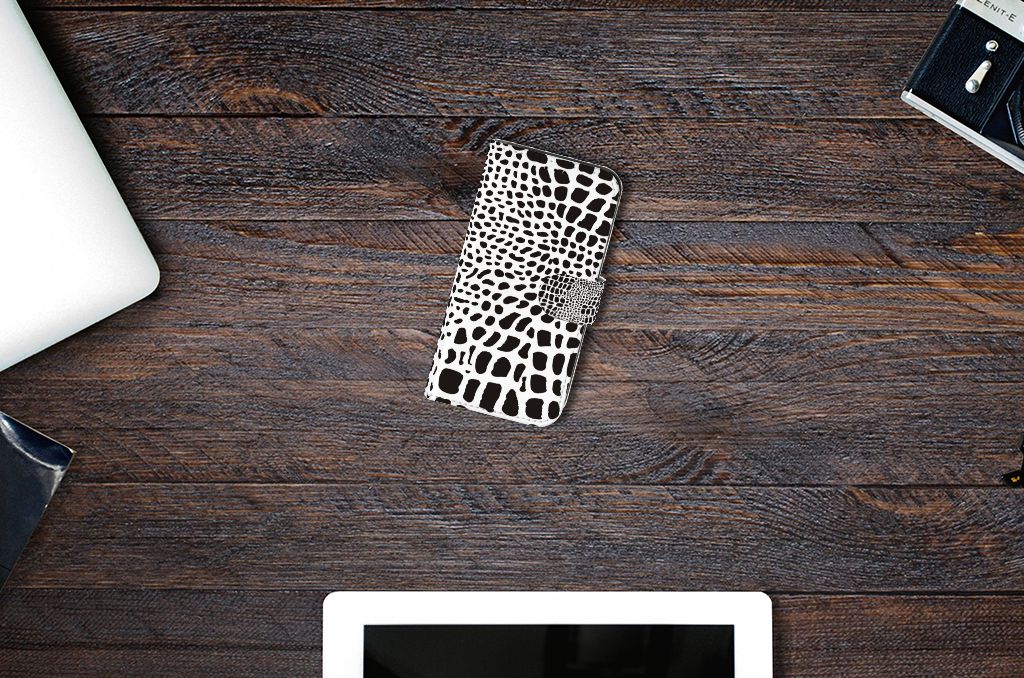 Apple iPhone 13 Telefoonhoesje met Pasjes Slangenprint