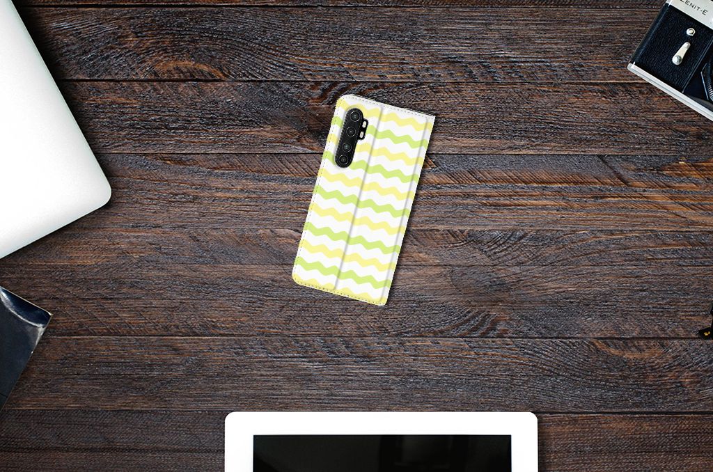 Xiaomi Mi Note 10 Lite Hoesje met Magneet Waves Yellow