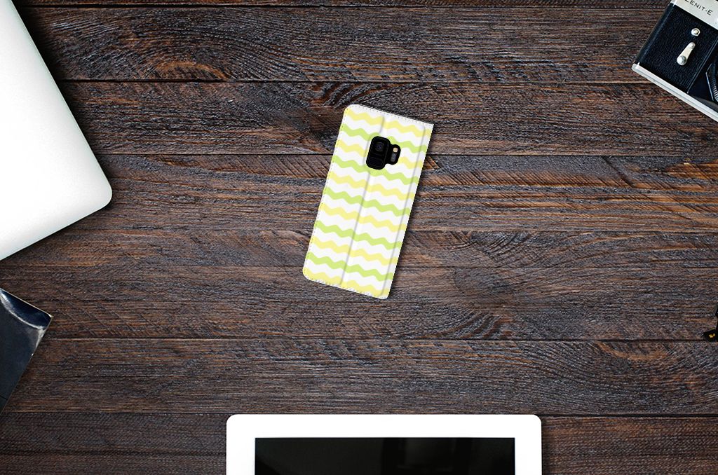 Samsung Galaxy S9 Hoesje met Magneet Waves Yellow