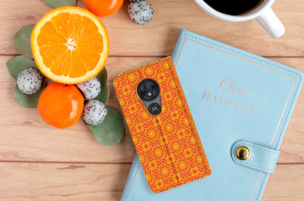 Motorola Moto G7 Play Hoesje met Magneet Batik Oranje