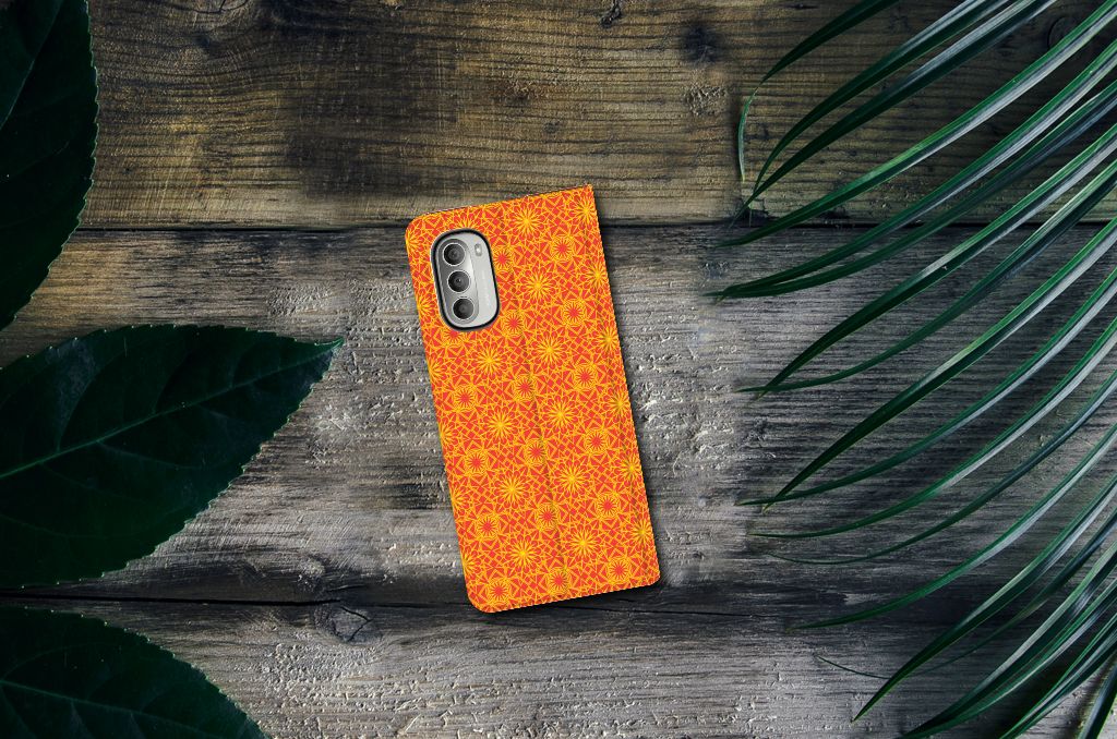 Motorola Moto G51 5G Hoesje met Magneet Batik Oranje