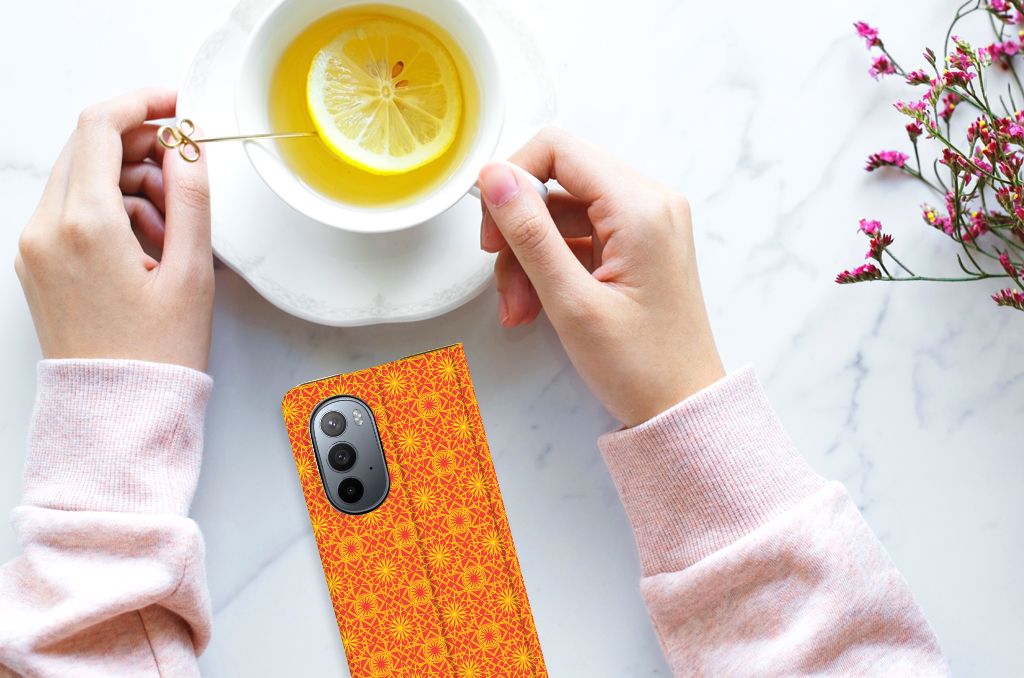 Motorola Edge 30 Pro Hoesje met Magneet Batik Oranje