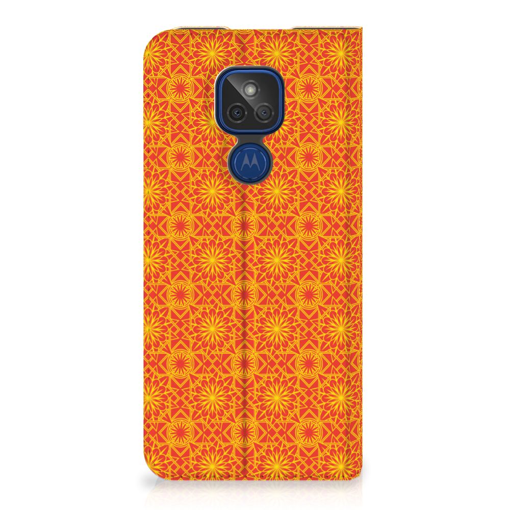 Motorola Moto G9 Play Hoesje met Magneet Batik Oranje