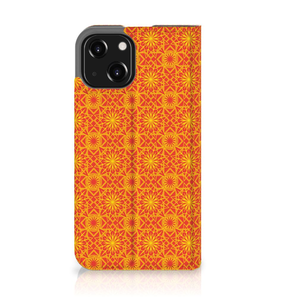 iPhone 13 Mini Hoesje met Magneet Batik Oranje
