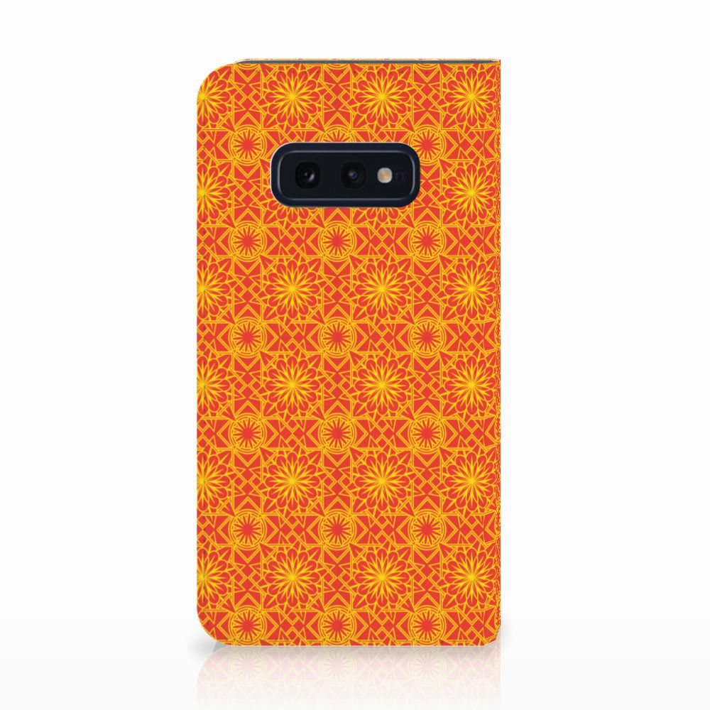 Samsung Galaxy S10e Hoesje met Magneet Batik Oranje
