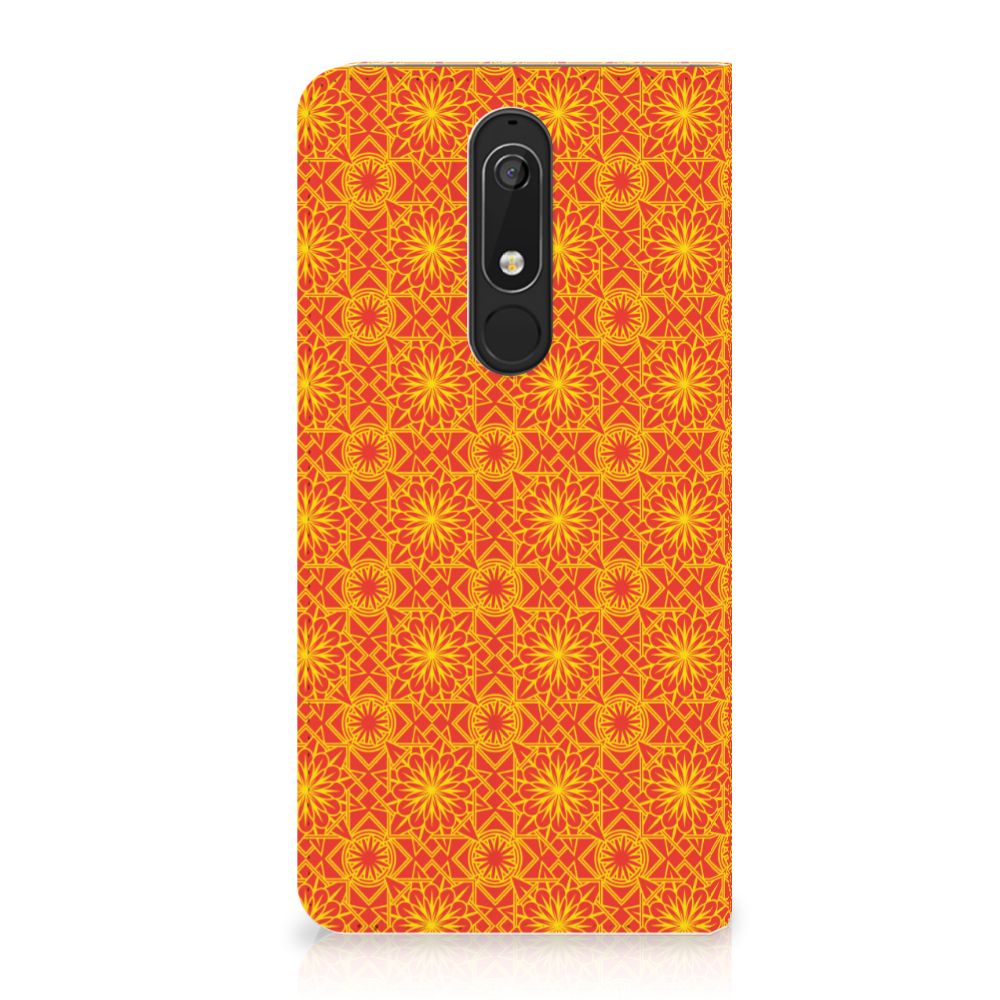 Nokia 5.1 (2018) Hoesje met Magneet Batik Oranje