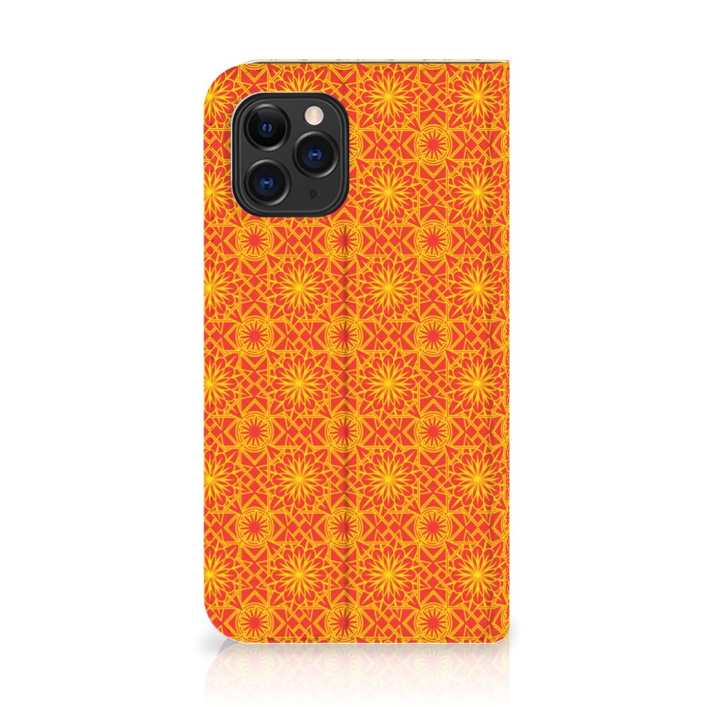 Apple iPhone 11 Pro Hoesje met Magneet Batik Oranje